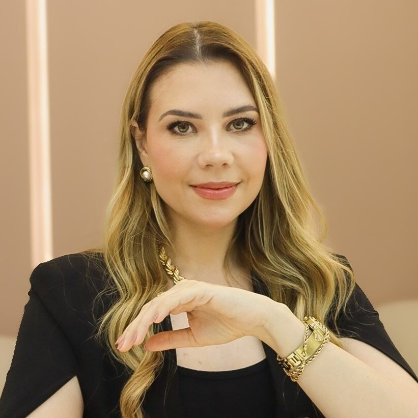 Dra Vanessa Mick, médica especialista em pneumologia pediátrica e alergia infantil em Maringá, sorrindo em seu consultório